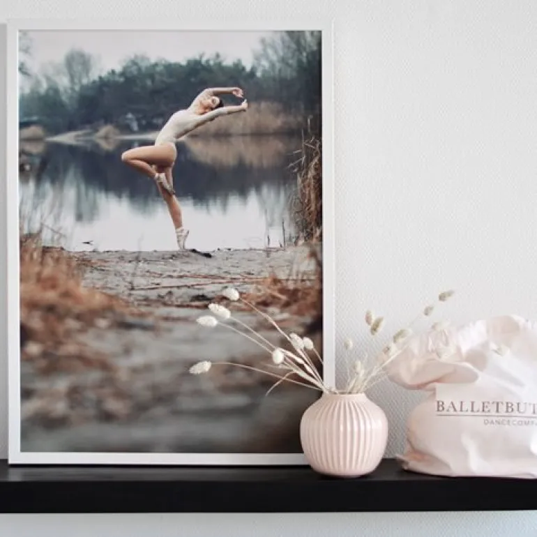 Balletplakat med balletdanser ved smuk sø