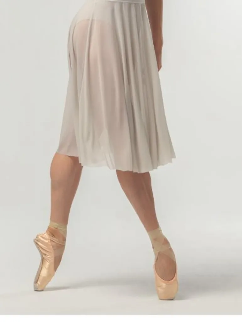 Beigefarvet langt pull on mesh skørt fra Mara Dancewear