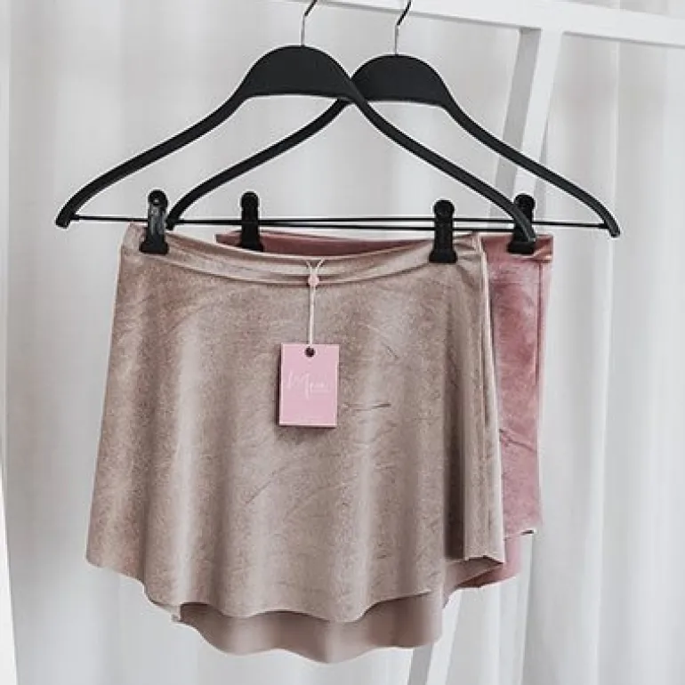 Camel farvet pull on velour skørt fra Mara Dancewear