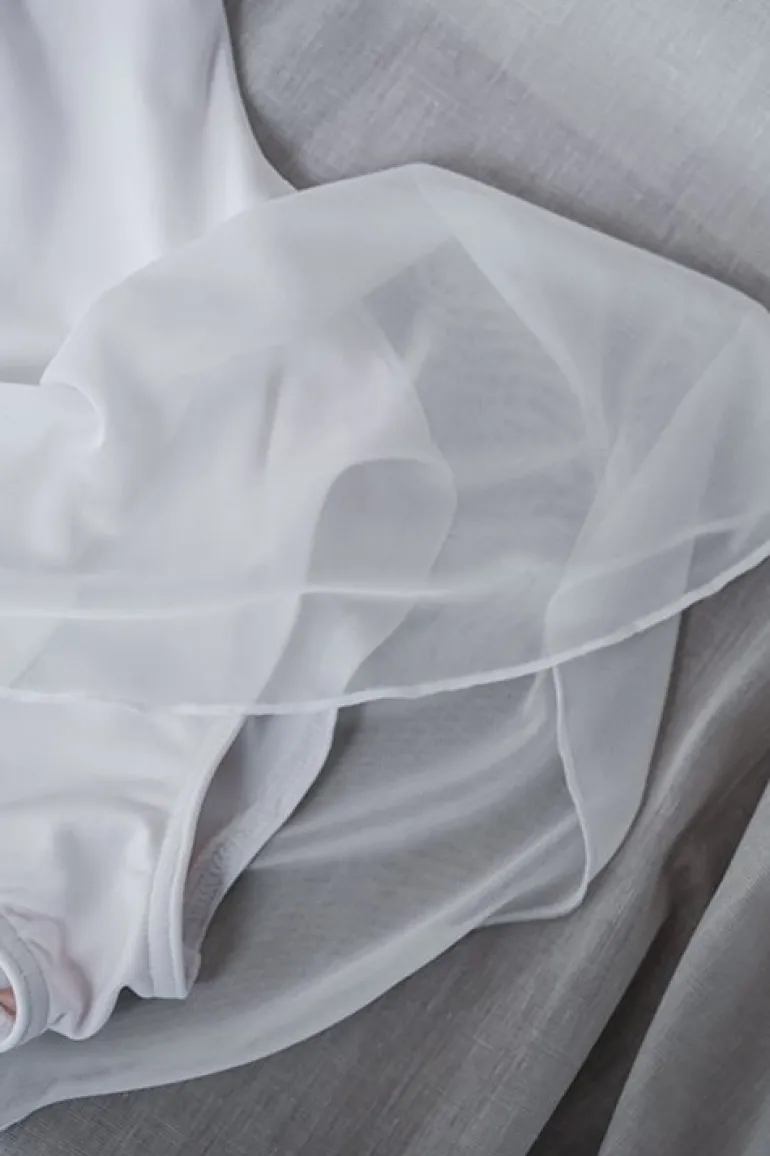 Capezio hvid dragt m. skørt og chiffon ærmer