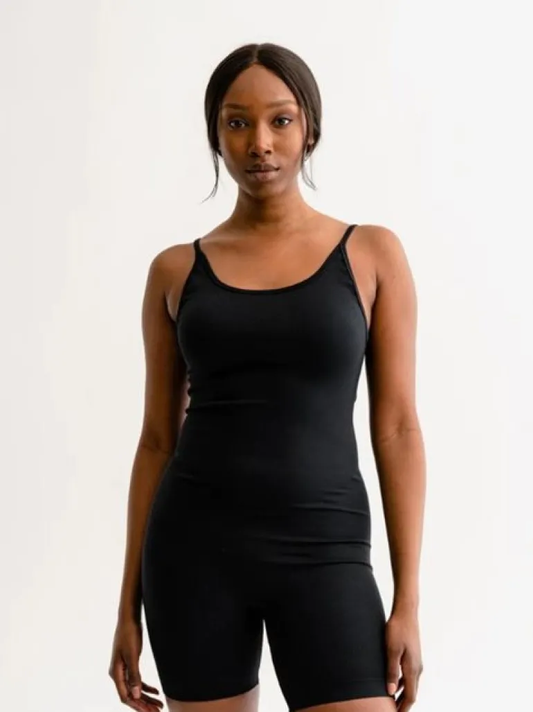 Drop of Mindfulness Izzy rib kort jumpsuit i sort
