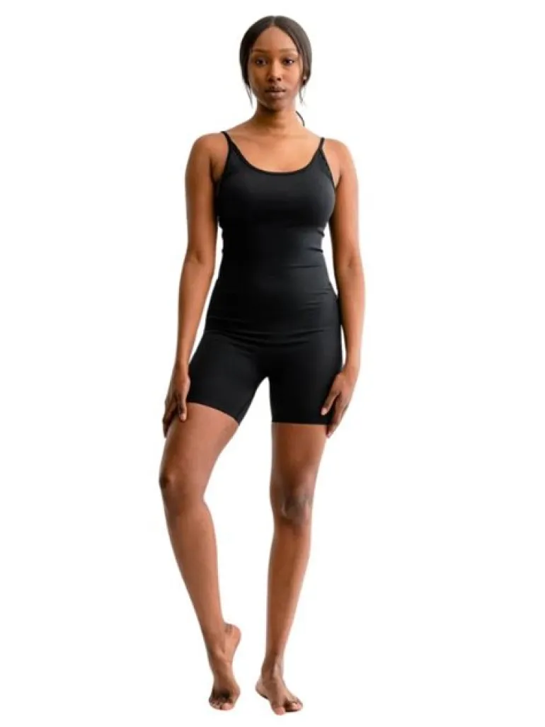 Drop of Mindfulness Izzy rib kort jumpsuit i sort