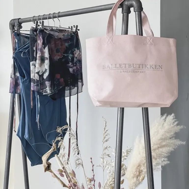 Flot sort balletskørt med blomster fra balletrosa