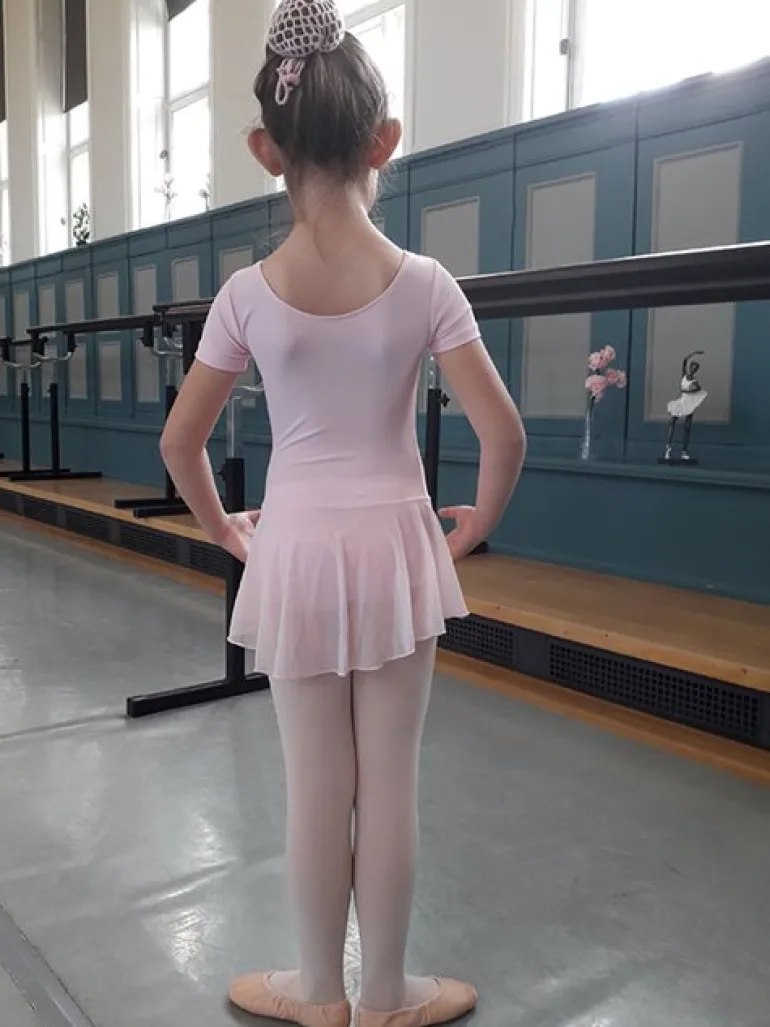 Mørk rosa dragt med påsyet chiffon skørt Ballet Rosa