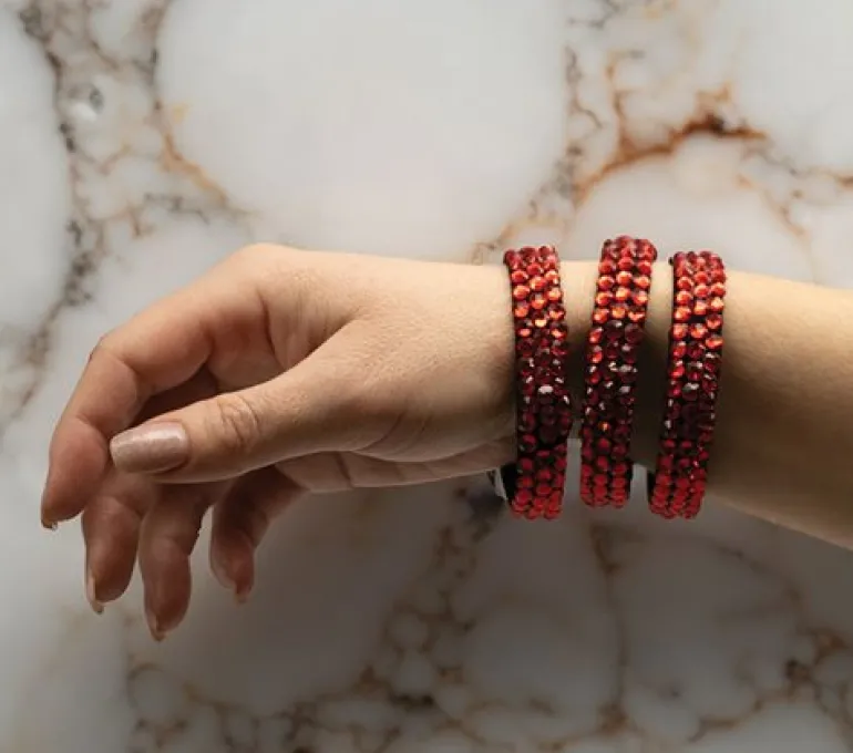 Røde rhinsten armbånd