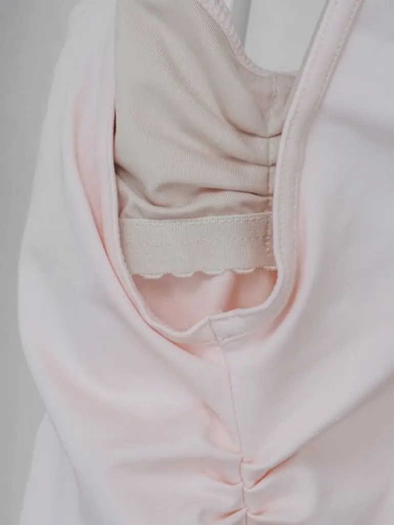Seré rosa dragt m. rynkedetaljer og justerbare stropper