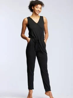 Sort løs heldragt med bredde stropper